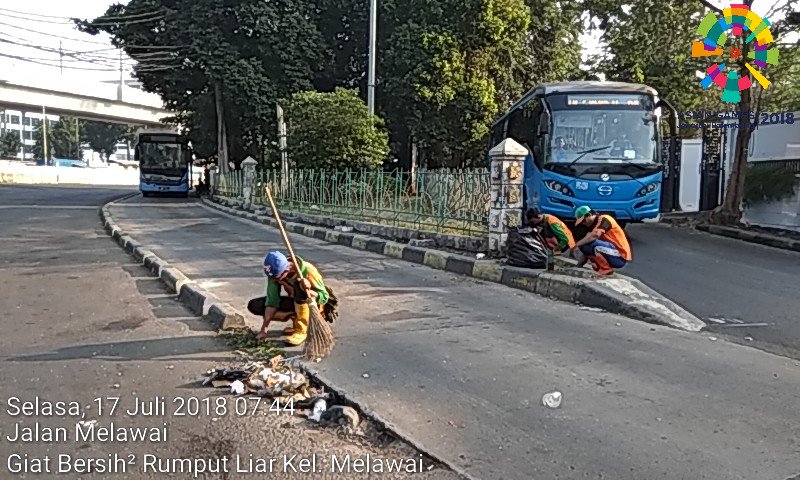 Bersih" rumput liar pintu masuk Terminal Blok M dalam rangka kesiapan Asian Games