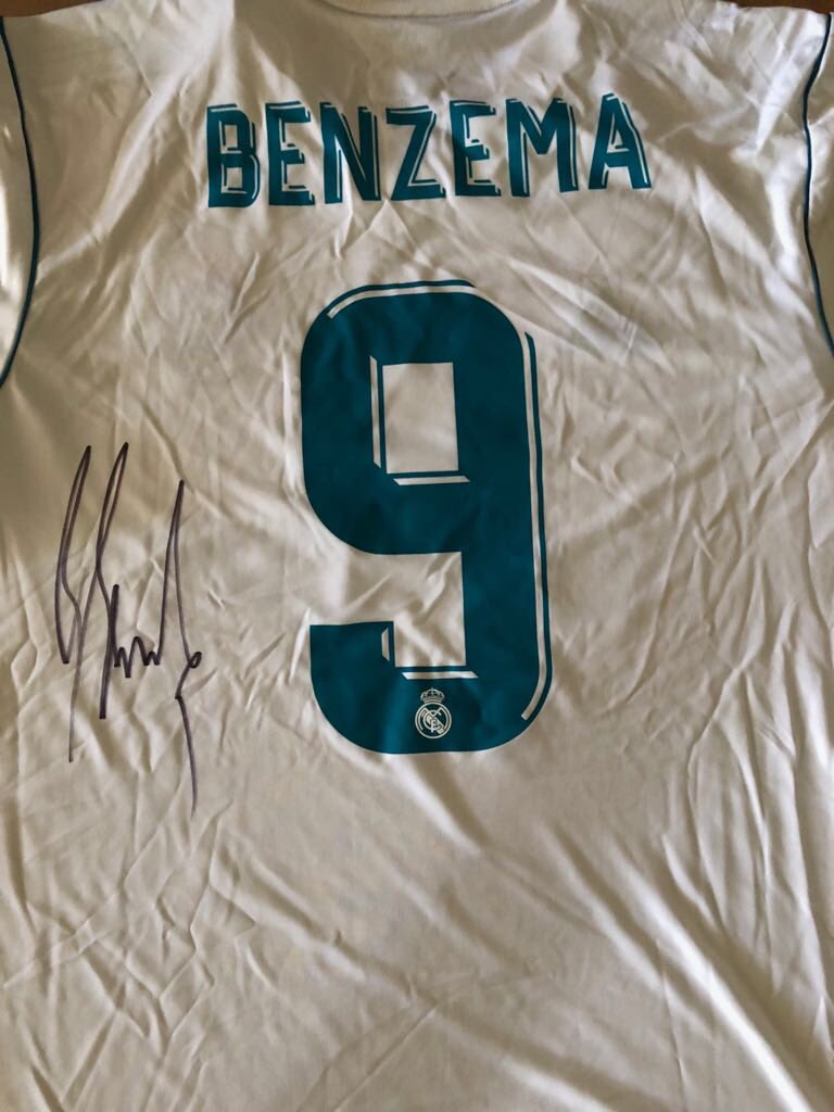 KDjaziri's tweet photo. Vous voulez gagner un maillot dédicacé par @Benzema alors RT and follow @KDjaziri 😉 https://t.co/S85AmkYCAJ