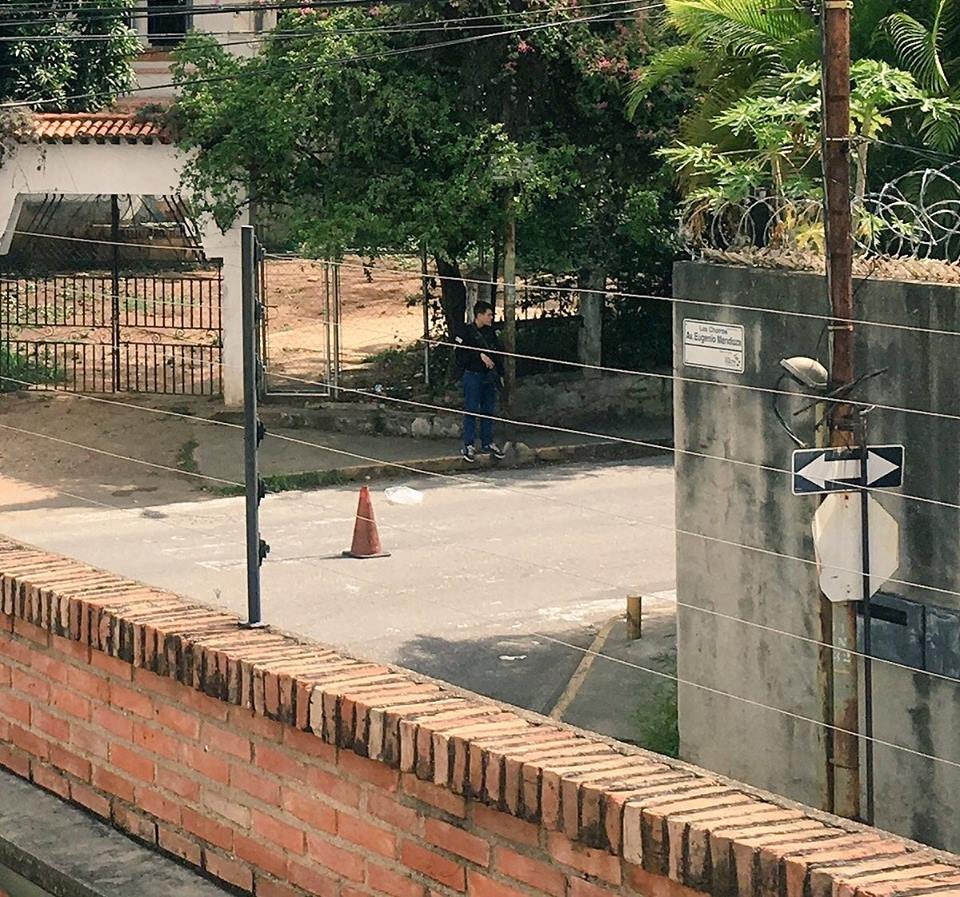 Anthonyyy1997's tweet photo. NACIONALES: Terroristas fuertemente armados están afuera de la casa del diputado Tomas Guanipa https://t.co/TJmDu6RiwU