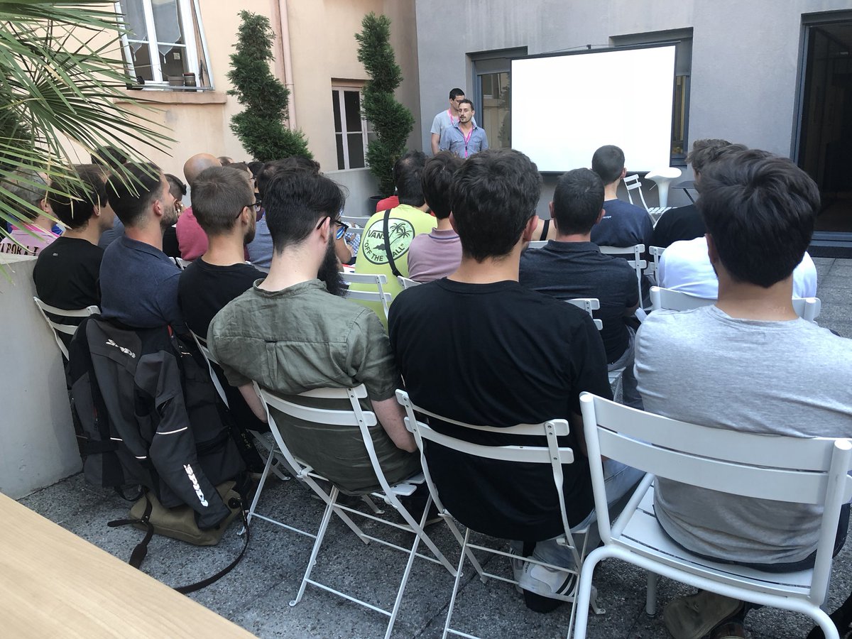 PeaksConseil_IT's tweet photo. Notre meetup sur #Kubernetes cโest maintenant, en terrasse ! #BeyondTheCodes https://t.co/BlTsmg6eVe