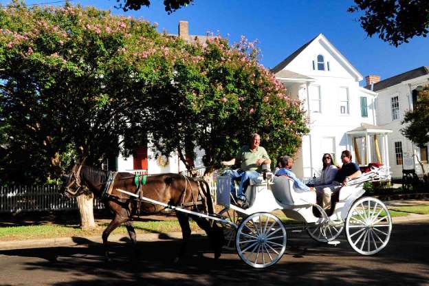 visitnatchez's tweet photo. Thank you @readersdigest for naming #Natchez The Most Charming Small Town in #Mississippi https://t.co/bQwdqWjTsW #visitnatchez https://t.co/zenvpeOhuY