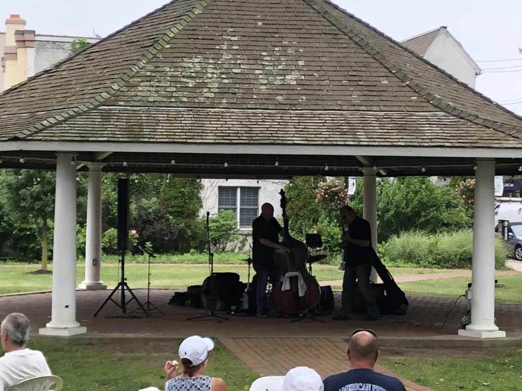 SCPD3rdPrecinct's tweet image. Another great turnout at the Bay Shore summertime Bandshell 🎤🎼🎻 # happeningnow #bandshell #SCPDinthecommunity