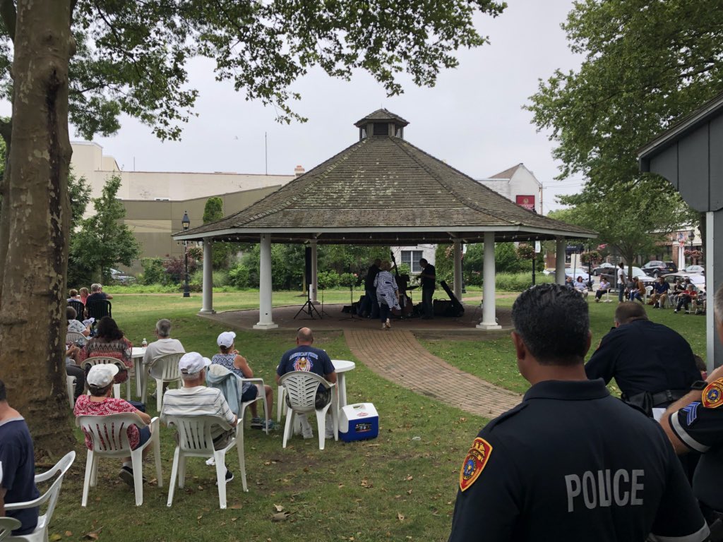 SCPD3rdPrecinct's tweet image. Another great turnout at the Bay Shore summertime Bandshell 🎤🎼🎻 # happeningnow #bandshell #SCPDinthecommunity