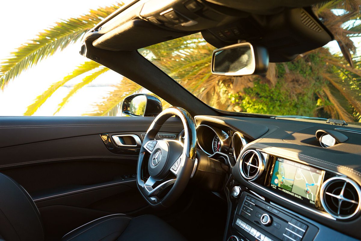 GLE'nizin Anahtarsız-Go sistemi ile aracı çalıştırabilir, tüm kapıları açabilir veya kilitleyebilirsiniz. MercedesBenz size eksiksiz bir bağlantı deneyimi sunuyor. 😉 #mengerler #mercedesbenztürkiye #bursa #mercedes