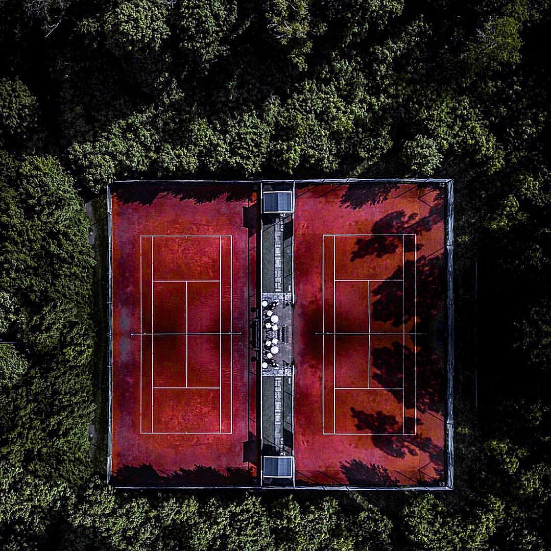 SegundoSaqueTV's tweet photo. Hoy, en canchas de 🎾 que nos gustan por el mundo: en algún lugar de Suecia, en medio de un bosque, como para que sobre la tranquilidad. ¿Salen unos sets? 🙌💚 https://t.co/rMJXYOKQhz