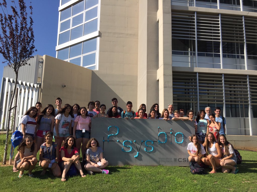 i2sysbio's tweet photo. Happy to introduce #sysbio to the young partcipants at #CampusCientificos @FECYT_Ciencia @opex_uv @EmiliaMatallana @Vicent_Arnau @WlDiaz thanks for your curiosity! https://t.co/P2JbPUjWe9