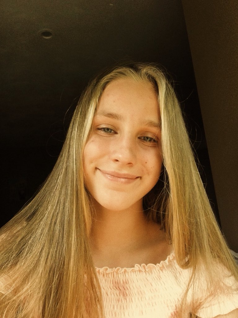 amusingdolan_'s tweet image. Happy Tuesday! ✨💛🌻

-

#TuesdaySelfie #DolantwinsTuesday 

@GraysonDolan @EthanDolan :)