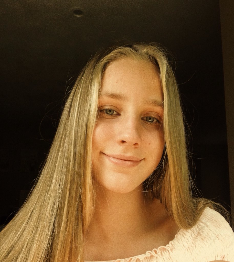 amusingdolan_'s tweet image. Happy Tuesday! ✨💛🌻

-

#TuesdaySelfie #DolantwinsTuesday 

@GraysonDolan @EthanDolan :)