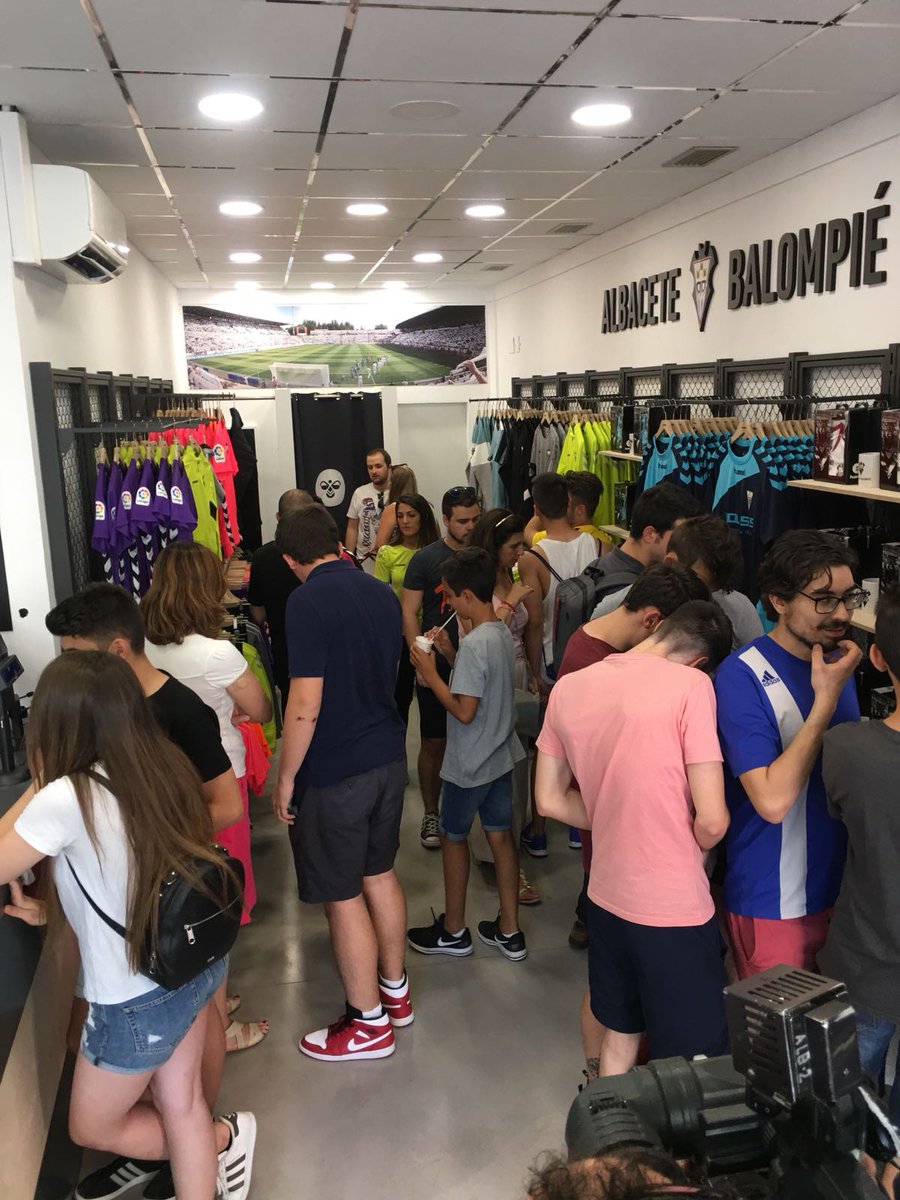توییتر \ Albacete Balompié در توییتر: «Así Albacete Hummel Store, con un gran número de albacetistas deseando ponerse la camiseta 🙌🏼🙌🏼⚽🦇 #PonteLaCamiseta https://t.co/ixo7oOvNT3»