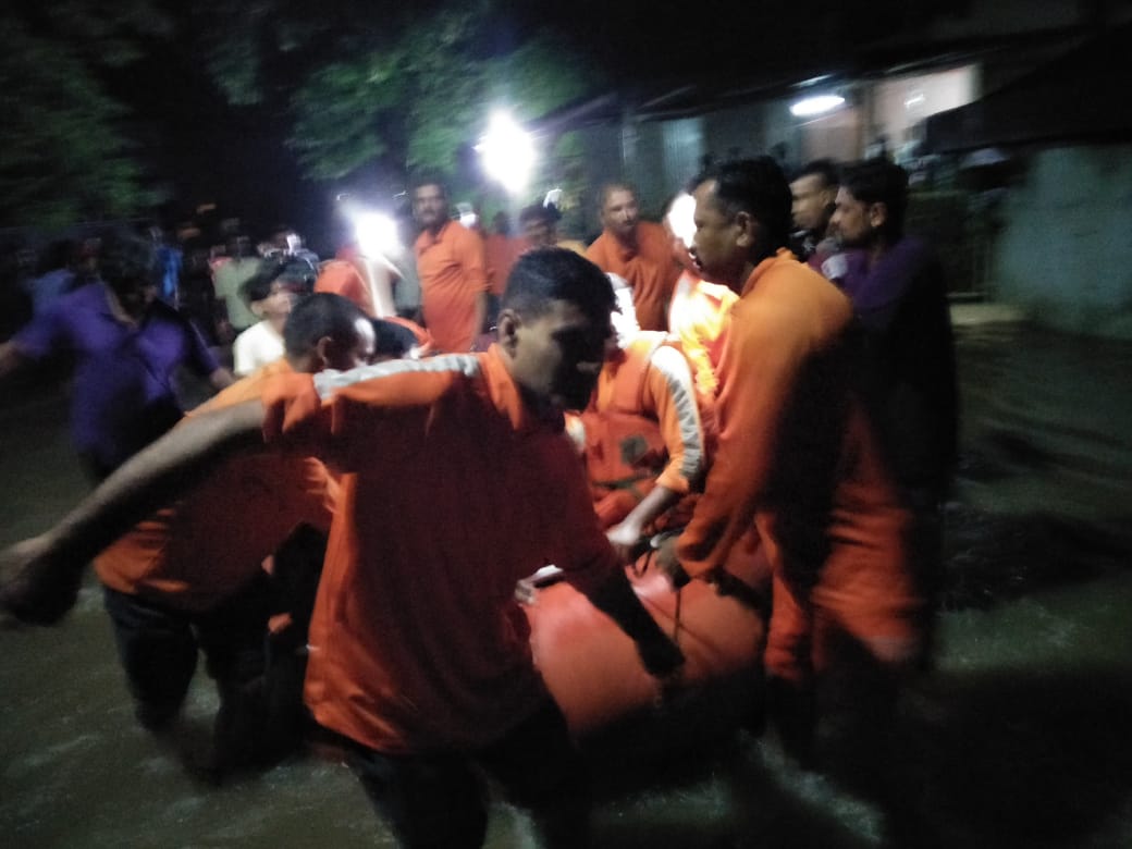 Due to heavy flooding situation in Ambika River total 17 People have been rescued by NDRF from Desra area of Billimora (Ta-Gandevi).<a href="/pkumarias/">Pankaj Kumar</a> @GSDMA_Gujarat <a href="/NDRFHQ/">NDRF India I राष्ट्रीय आपदा मोचन बल 🇮🇳</a>