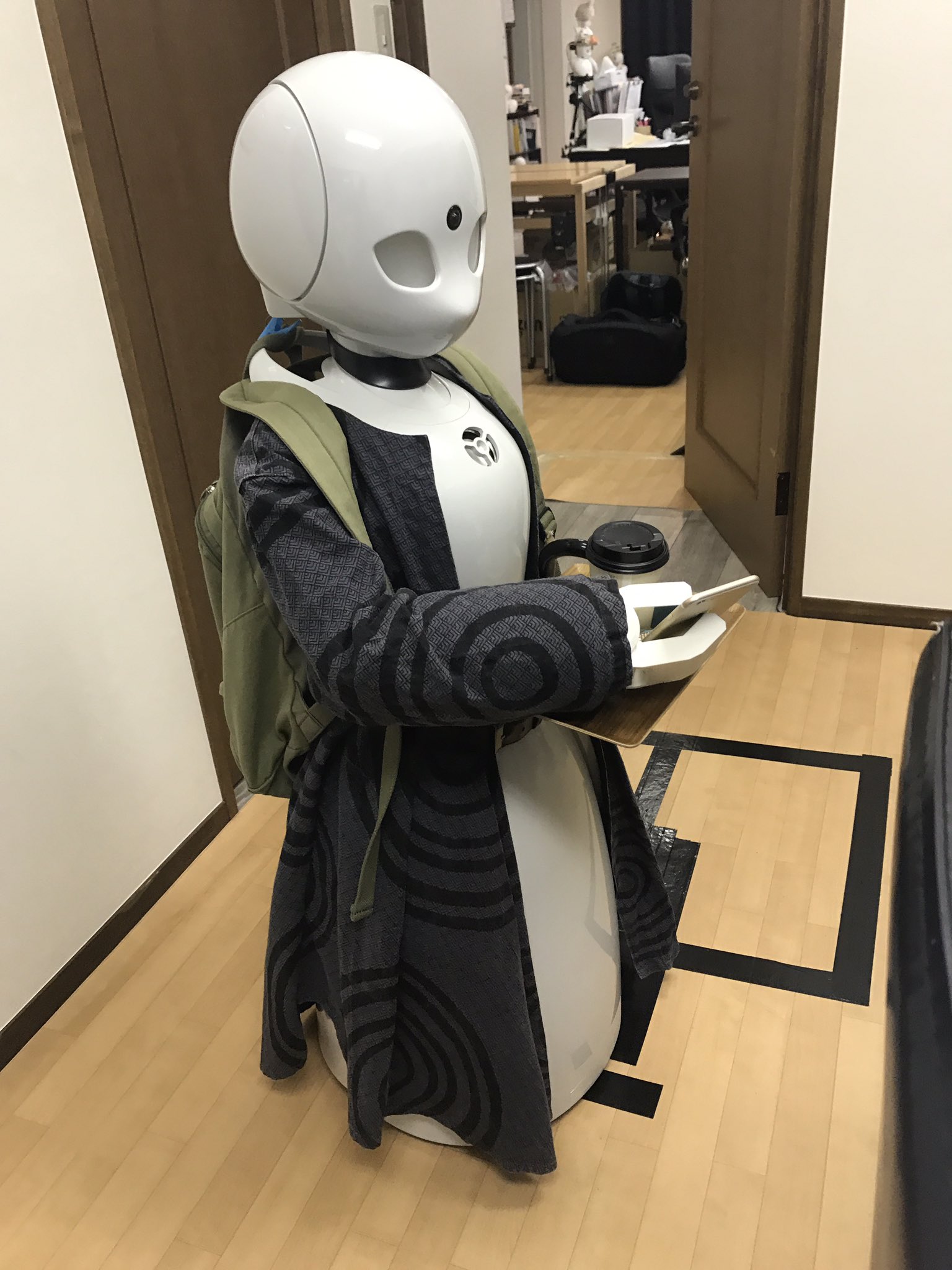 吉藤オリィ 寝たきりの先をつくる 名前こそ女性名だが 分身ロボットとしてのキャラクター設定や人格はないユニセックスロボ なので メイド服でもタキシードでもワンピースでもベルボーイでも鎧でも 操作者の好みやイメージに合わせて好きな服を着せて
