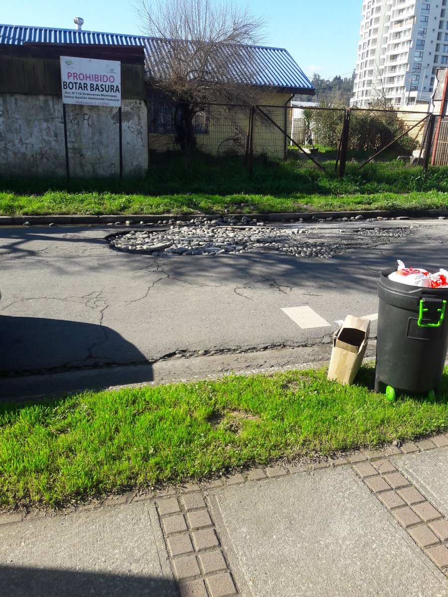 patylabarca's tweet photo. @MOPBiobio solicitó ayuda llevamos mucho tiempo en espera del arreglo de la calle con los riesgos de accidente ya que hay un colegio y el alcalde no hace nada aca en san pedro de la paz colo colo con fresia san pedro viejo https://t.co/d6djiY05nN