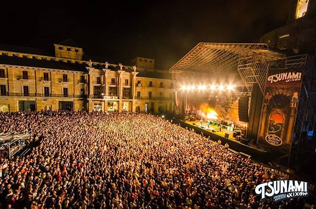 ¡¡Like si quieres ser uno de los que repitan este año en Laboral!! 🤘🤘 Las entradas están volando y se acerca el sold-out. Coge tu entrada cuanto antes, no te quedes sin venir. 😊😊 #tsunamixixon ift.tt/2JwBocO
