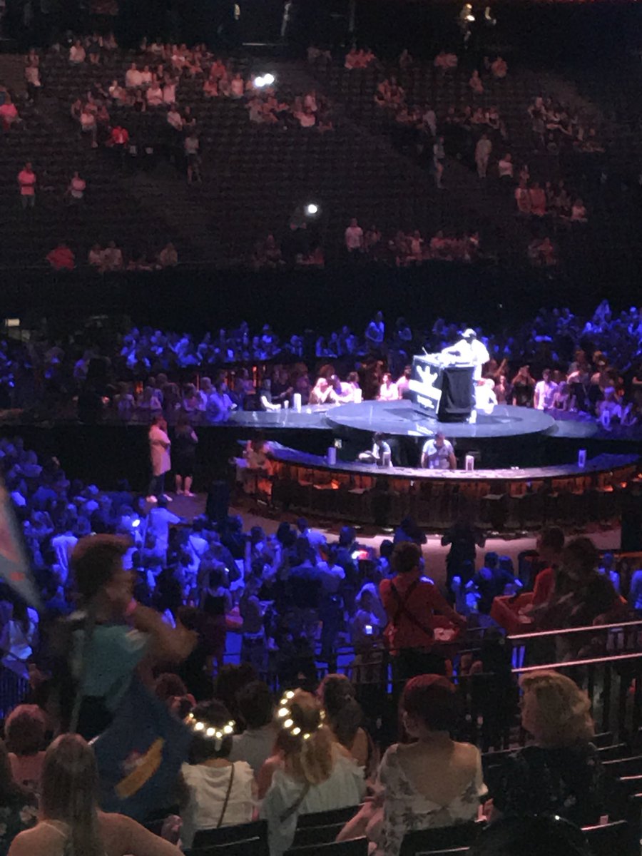 Waiting for <a href="/jtimberlake/">Justin Timberlake</a> in Antwerp !!