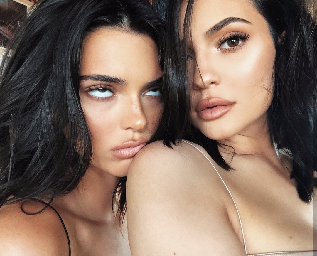 signofkendall's tweet photo. God is not 1 woman, god is 2 women 😍 @KendallJenner @KylieJenner https://t.co/vg3p8jw4T4