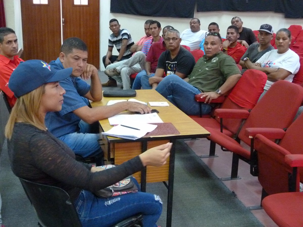 JeanOrtizPsuv's tweet photo. #Ahora, nos encontramos reunimos con los comerciantes del Municipio Simón Planas en las instalaciones del Auditorio Maestra Aida Peralta, escuchando propuestas para empezar a trabajar en conjunto por el bienestar de nuestro pueblo. 
#SolidaridadLatinoamericana https://t.co/drcm7PNejk