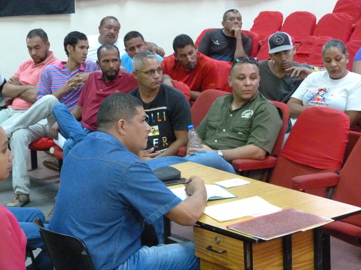 JeanOrtizPsuv's tweet photo. #Ahora, nos encontramos reunimos con los comerciantes del Municipio Simón Planas en las instalaciones del Auditorio Maestra Aida Peralta, escuchando propuestas para empezar a trabajar en conjunto por el bienestar de nuestro pueblo. 
#SolidaridadLatinoamericana https://t.co/drcm7PNejk