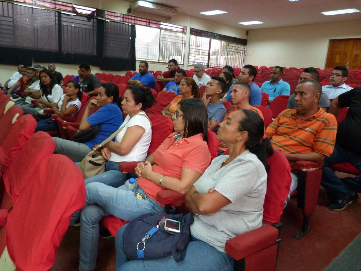 JeanOrtizPsuv's tweet photo. #Ahora, nos encontramos reunimos con los comerciantes del Municipio Simón Planas en las instalaciones del Auditorio Maestra Aida Peralta, escuchando propuestas para empezar a trabajar en conjunto por el bienestar de nuestro pueblo. 
#SolidaridadLatinoamericana https://t.co/drcm7PNejk