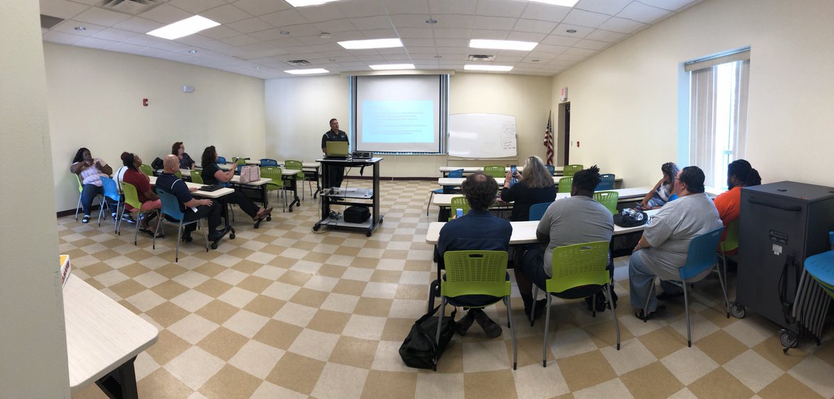 Angel5Jr's tweet photo. Great presentation today at Lorain El Centro about the upcoming school year for high school students. I’m glad I went @LHS_Titanacad gave a great presentation. I recommend all parents go next to one they promote these meetings. #InvolvedParent https://t.co/4CTxGRBhqD