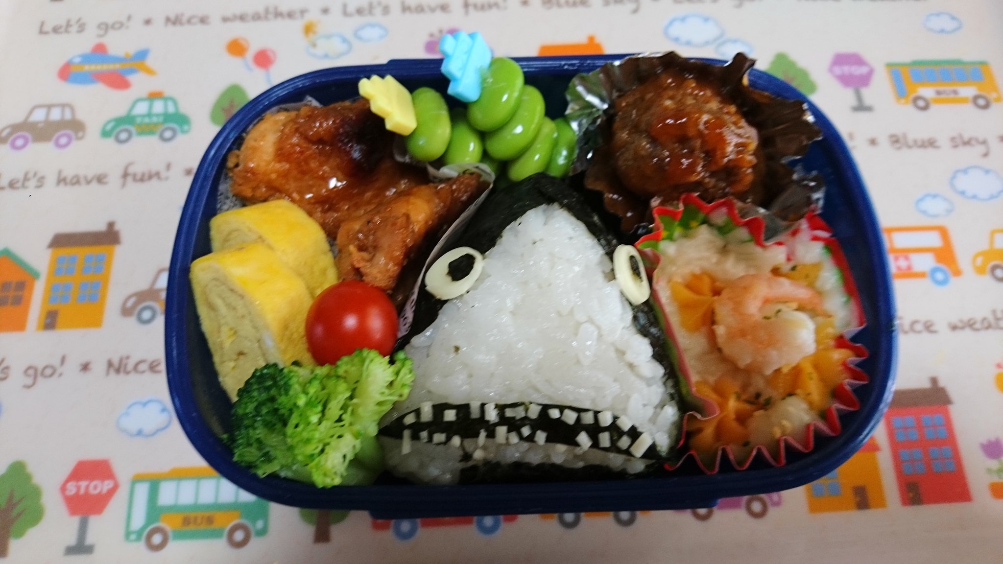 Kai 次男坊のお弁当 サメ好きなのでサメ作りましたが可愛くもなくかっこよくもないのができました 歯がガタガタ 作るのが面倒になって適当になった こやつに噛まれて