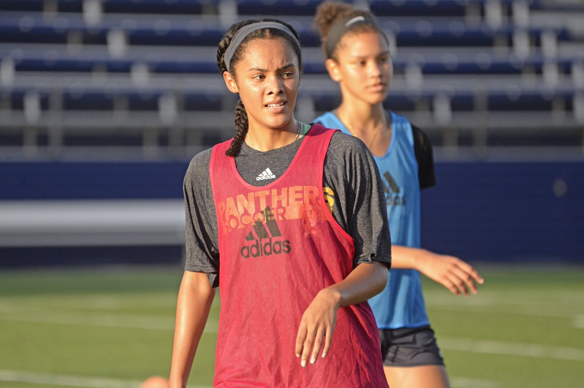 We’re in mid-season form for #WorldEmojiiDay! ✋👏🤭😒 

#PawsUp 🐾