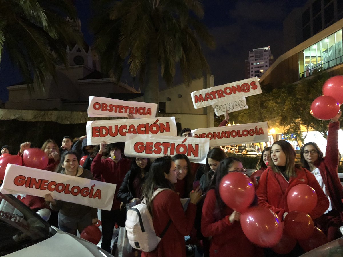 paulanamd's tweet photo. En el Congreso, manifestándonos por el cambio del código sanitario!!!😁🏥💪🏻💁🏼♀️👶🏼❤️ #matronas #matronasenalerta #neoginearoesrojo #matronadecorazon #marearoja #matroneríasedefiende #matronxsenalerta #norma21vigente #yodefiendolamatroneria @MatronesVRegion https://t.co/77TRXYQCpJ