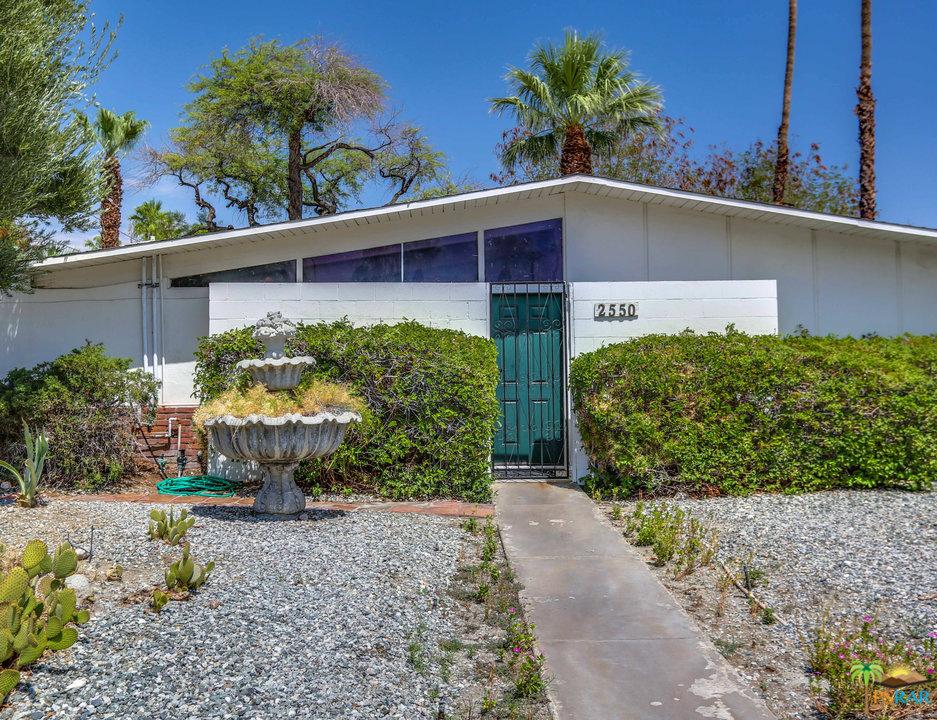 estately's tweet image. This Palm Springs home was designed by William Krisel in 1962. estately.com/listings/info/…