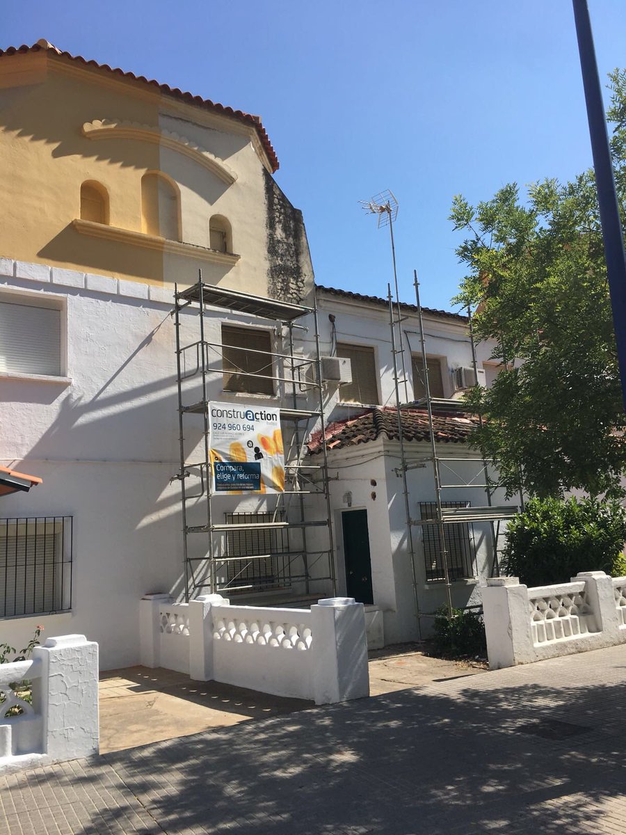 construaction's tweet photo. Iniciamos rehabilitación de cubierta con #Construaction #Badajoz. Porque somos más que un comparador, te aseoramos con un arquitecto hasta la entrega de la reforma, asegurando calidad y precio. https://t.co/ceUtBtxpDp