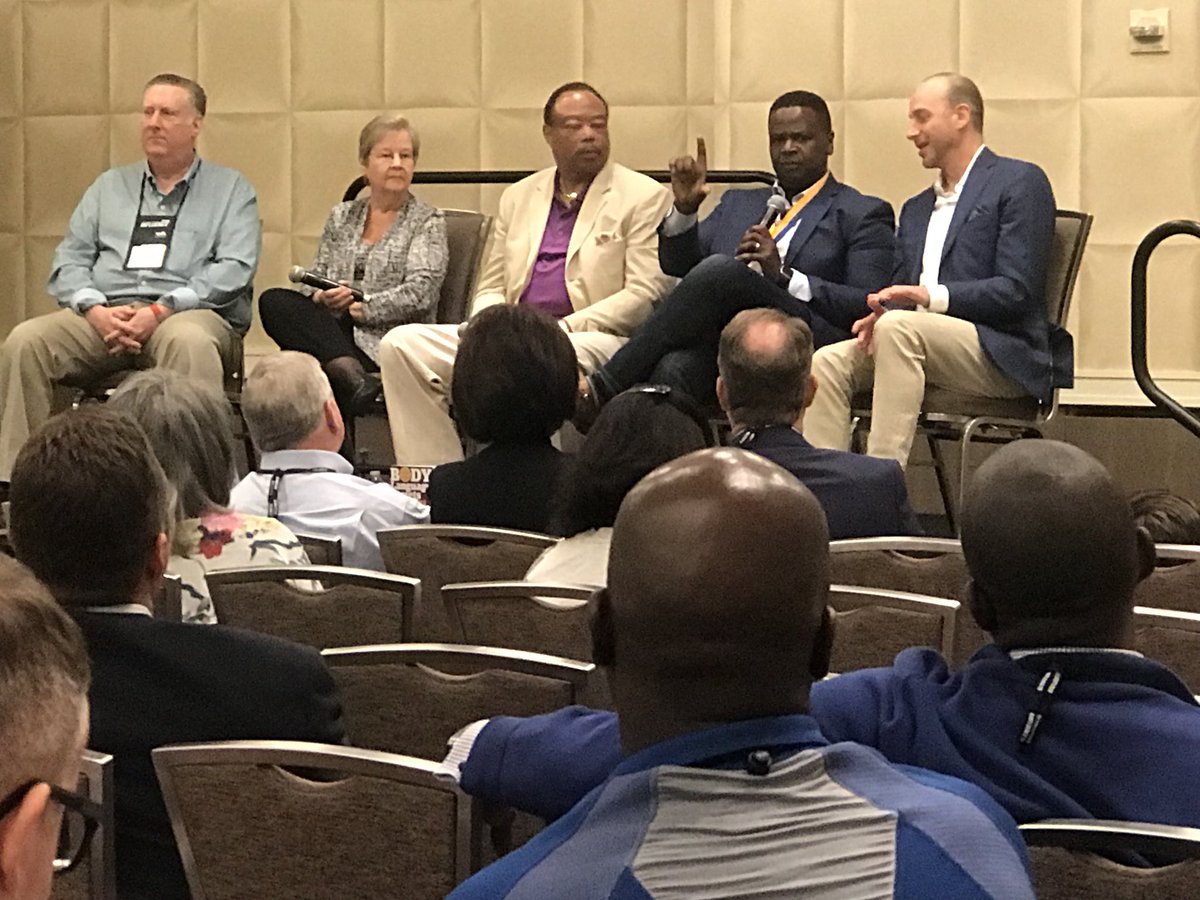 ThriveLouD's tweet photo. Enjoyed helping the @NSAspeaker Author Community #Influence2018 @JoelBlock @JeffreyHayzlett @TonyChatman #thriveloud https://t.co/uOnAN8xSXU