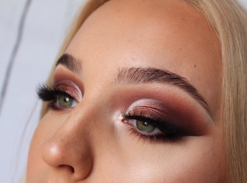 vickiciftci's tweet photo. @ABHcosmetics soft glam palette is amazing! https://t.co/IZq2b27Su0