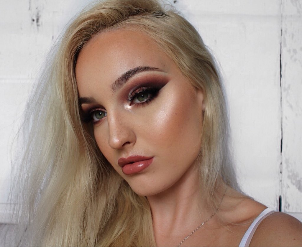 vickiciftci's tweet photo. @ABHcosmetics soft glam palette is amazing! https://t.co/IZq2b27Su0