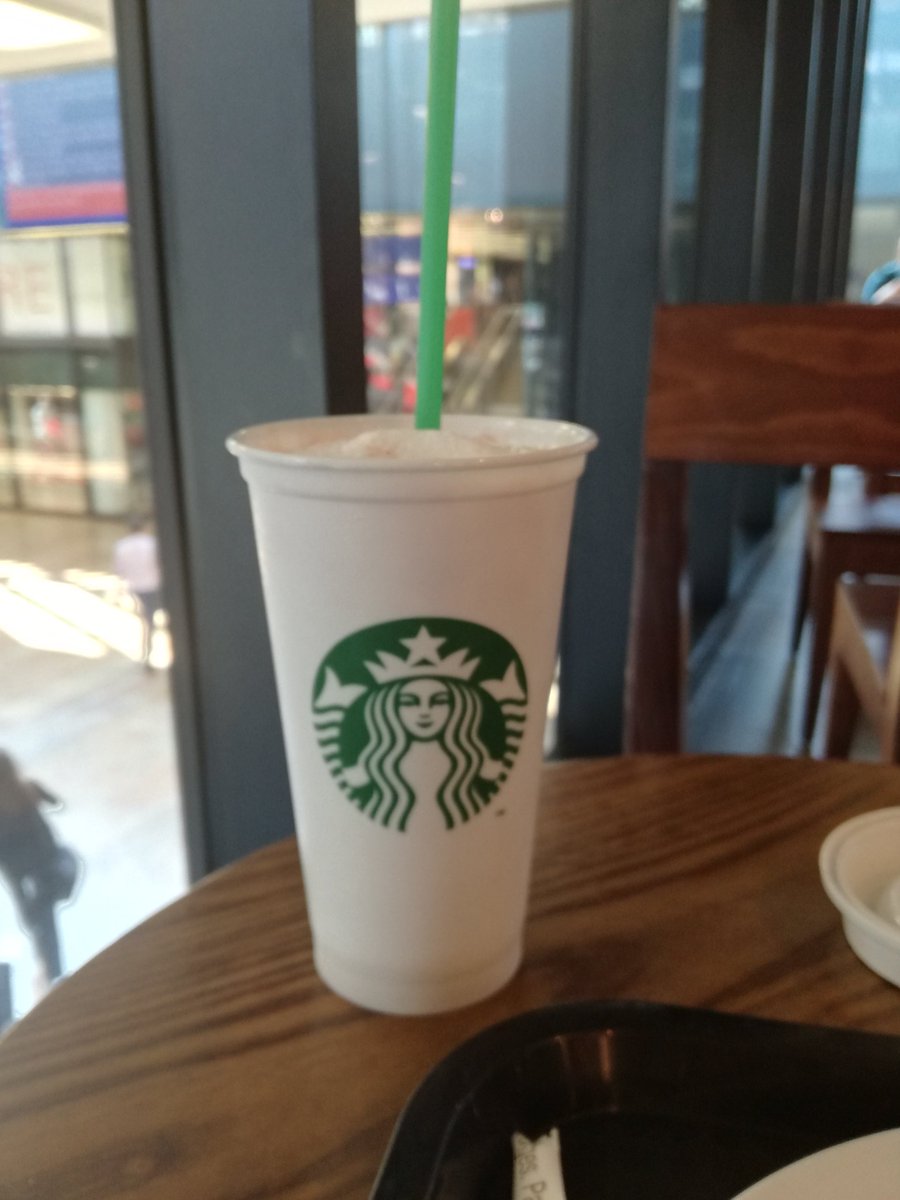 Panda_Sushii's tweet photo. Vu que #lemoncha était fermé à Genève aujourd'hui, je me suis rabattu sur un strawberry & cream au Starbucks et son goblet réutilisable 💖
(c'est surtout pour vous dire que je suis un pigeon mais je me soigne) https://t.co/vB3Wy3rGti