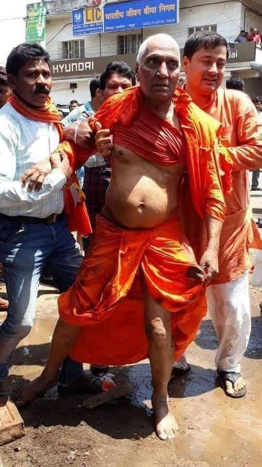 anandrai177's tweet image. #moblynch होते बाल बाल बचे