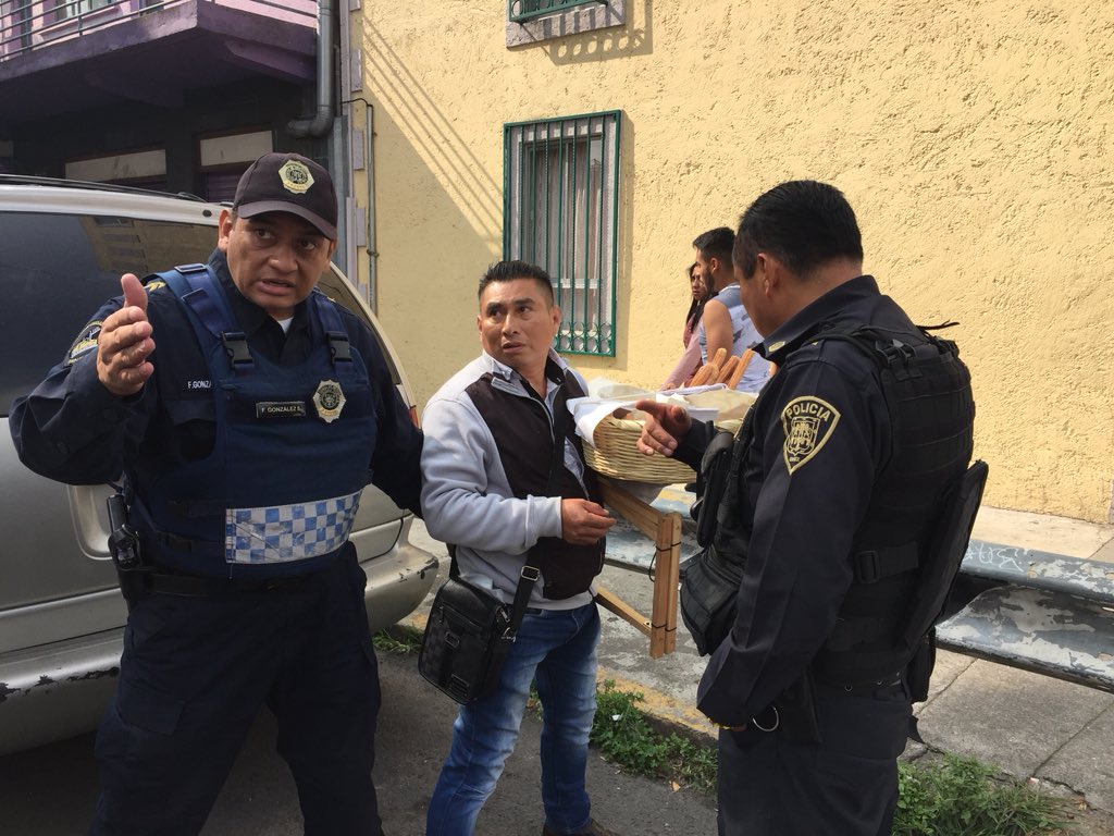 dalcarreno's tweet photo. Dos policías detuvieron hoy a un joven que caminaba sobre el Eje de Guerrero, a la altura del metrobús Mina, con su canasta de churros.

Lo jalaron y amenazaron. Le dijeron que necesitaba un permiso para caminar por ahí. ¿Así actúa la @SSP_CDMX en la @DelCuauhtemoc? https://t.co/7IINyh75Fo
