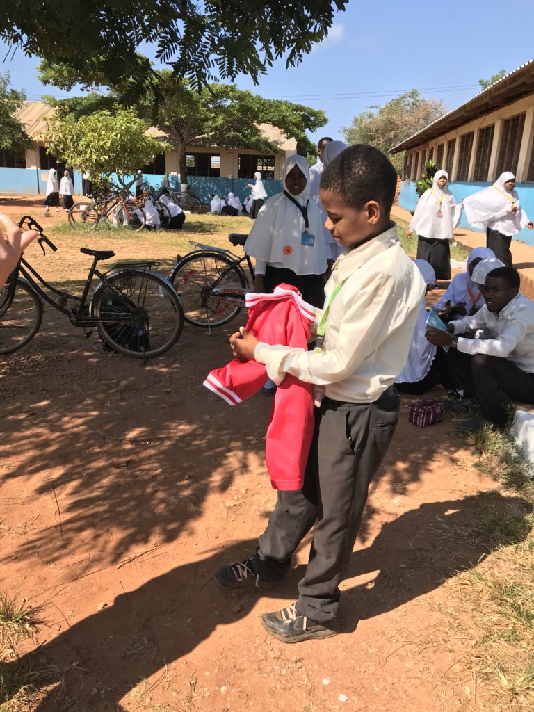 WHSZanzibar's tweet photo. Sometimes it‘s the most simple things that are the most heart warming #whoworeitbetter https://t.co/iXKBPwVRCg