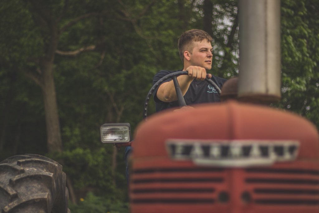 ColtonBushue's tweet photo. I am booking for Seniors and other photography around Effingham and surrounding areas! If you like my work and want to support me I would greatly appreciate a retweet to spread the word☺️ https://t.co/33eTsNwt4d