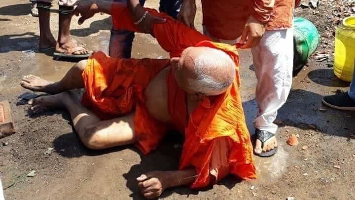 This is what hate looks like. The wise and always open to dialogue HINDU humanist #SwamiAgnivesh attacked by so called defenders of Hinduism. He is 80 years old. This is HEARTBREAKING. Along with ALL the lynching deaths this too is on u @BJP4India