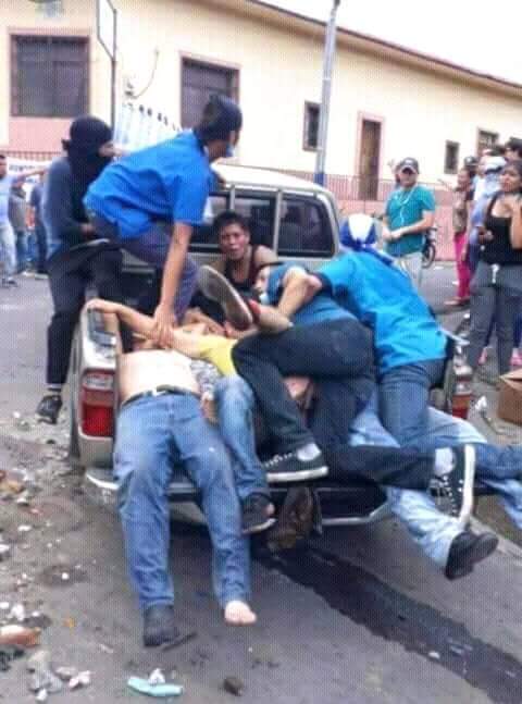 Hector_RosalesA's tweet photo. Asi se estan llevando a los jóvenes que se encontraban en las barricadas de Monimbó. #SOSNicaragua https://t.co/gPcYgvlKc8