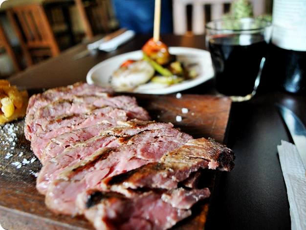QueComerEnLeon's tweet photo. Rico este corte de #Arrachera marinada, con papas y verduras a la parrilla. Nos encanta complacer el paladar...😋🥩

En: #ParrillaEntreRios | 5 de Febrero #537 | Centro | #LeonGto🐾

#QueComerEnLeon #Gastronomia #Guanajuato #MexicanFood #Mexico #GuanajuatoSiSabe #SoyDeLeon #25Jul https://t.co/j4aW6j4kZr