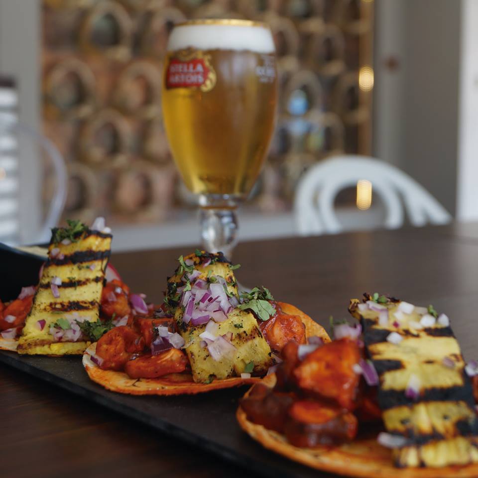 QueComerEnLeon's tweet photo. #Tacos de pulpo al pastor, en adobo de chile ancho y guajillo, achiote, naranja y vino blanco.🐙🌮 Y una cheve 🍺

En: #8TostadasLeon | Blvd. Campestre #1124 | Valle del campestre | #LeonGto🐾

#QueComerEnLeon #Guanajuato #MexicanFood #Mexico #GuanajuatoSiSabe #SoyDeLeon #26Jul https://t.co/hCIv1dMl2y