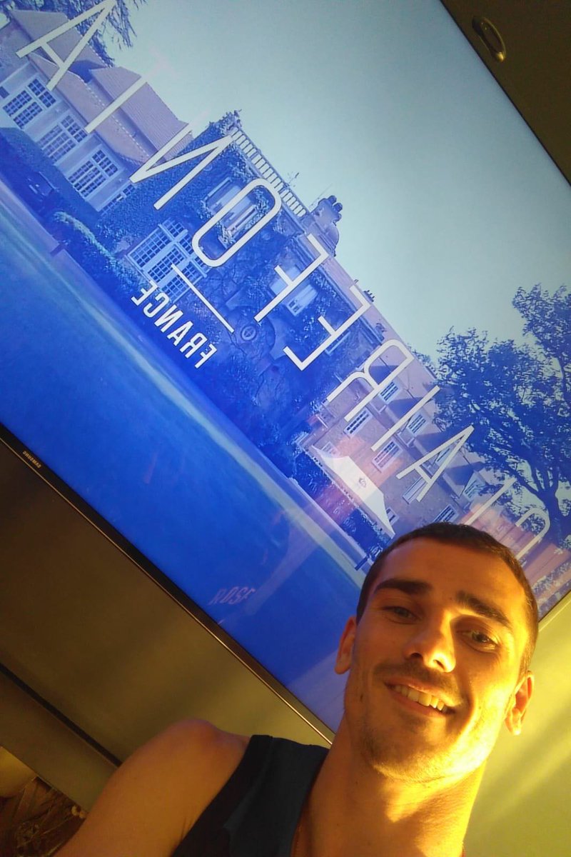 Devant l’#ÉpopéeRusse sur <a href="/TF1/">TF1</a> histoire de se dire qu’on l’a vraiment fait 😍⭐⭐🏆 #LesBleus2018 🇫🇷