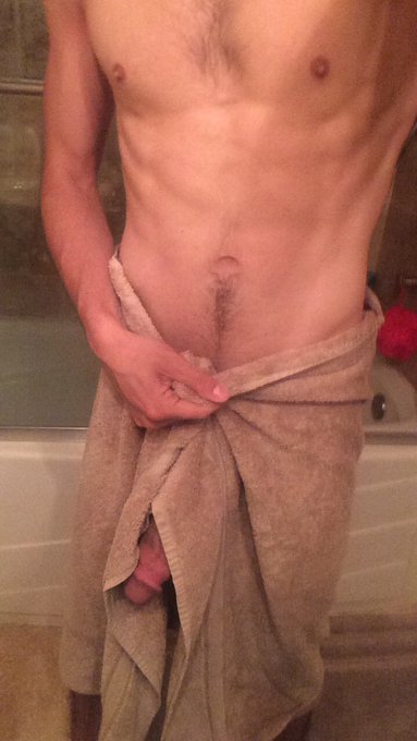 Peekaboo 👀👻 Just got out of a really nice steamy shower, if only I had a dripping wet pussy waiting for