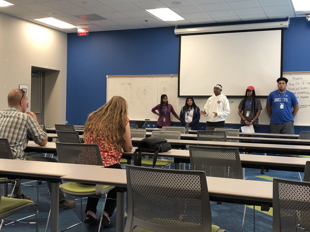 ronnienotch's tweet photo. #RightNow @ #LIFTOFFSTL: groups focused on #smartcity solutions for Transportation, Infrastructure, and Urbanization are explaining their upcoming presentations to @NGA staff. NGA is providing valuable feedback to support group research https://t.co/pkfXmSQoav https://t.co/CWdPwWSqJe