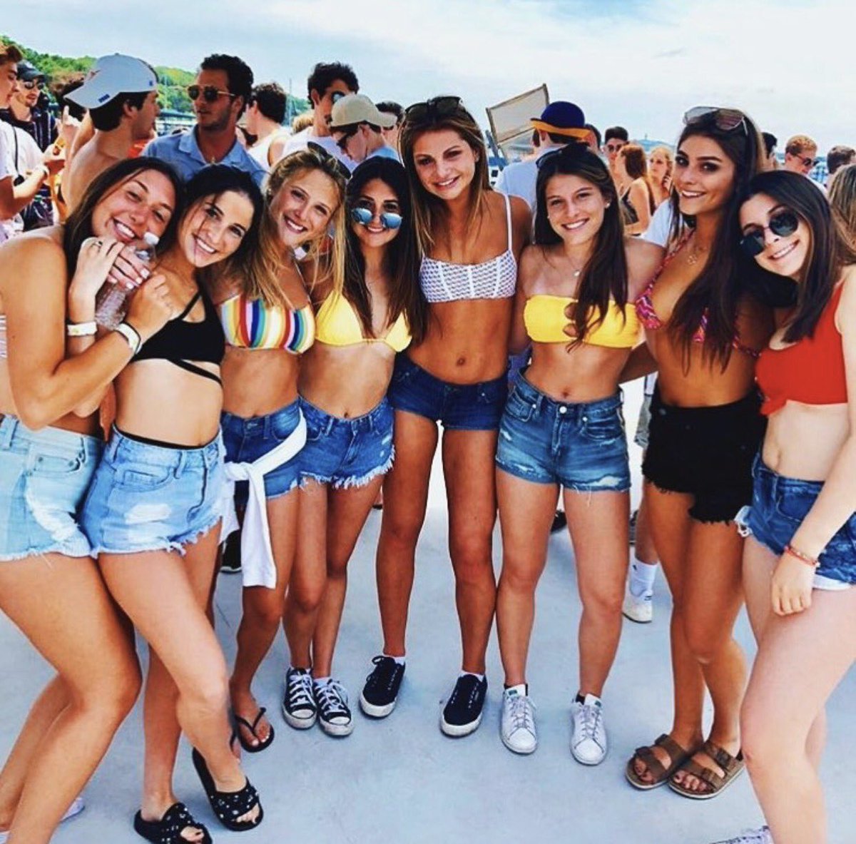 TexasPhi's tweet photo. T-4 weeks until we're a big happy Pham again☀️💛 https://t.co/nPSaFWJf1t