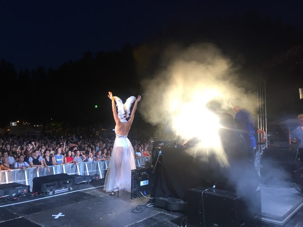 VilleDeFrejus's tweet image. 📸 Une foule immense pour Summer Vibes ce soir à #Fréjus !