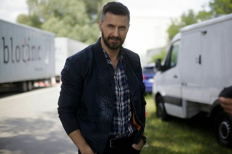 RitaMaltese3's tweet photo. #noreasonwhy
#justRA
#richardarmitage
#WorldEmojiDay 😍😎 https://t.co/YOdHSZtxLf