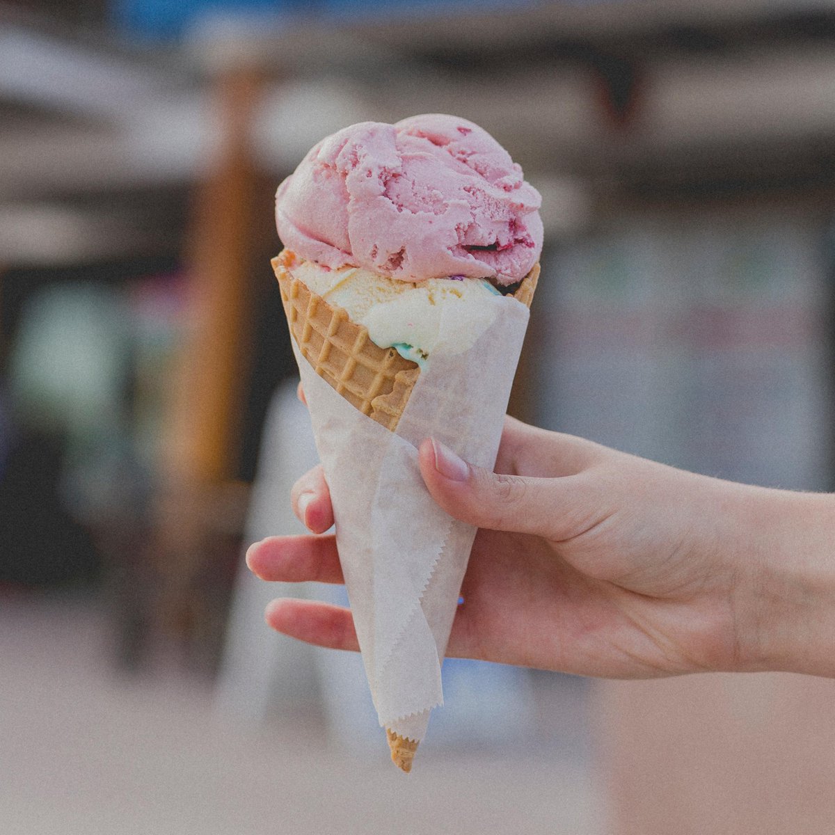 BellevueHilton's tweet photo. Take a bite out of Seattle! The @Biteofseattle #foodfestival features 60+ restaurants/pop-up vendors, Craft Beer & Cider Tasting, live bands & more! The #SeattleWa festival is taking place on July 20-22 at the @seattlecenter. https://t.co/JPRtMtHpgG #BiteintoSummer https://t.co/s55jmxG8Pn