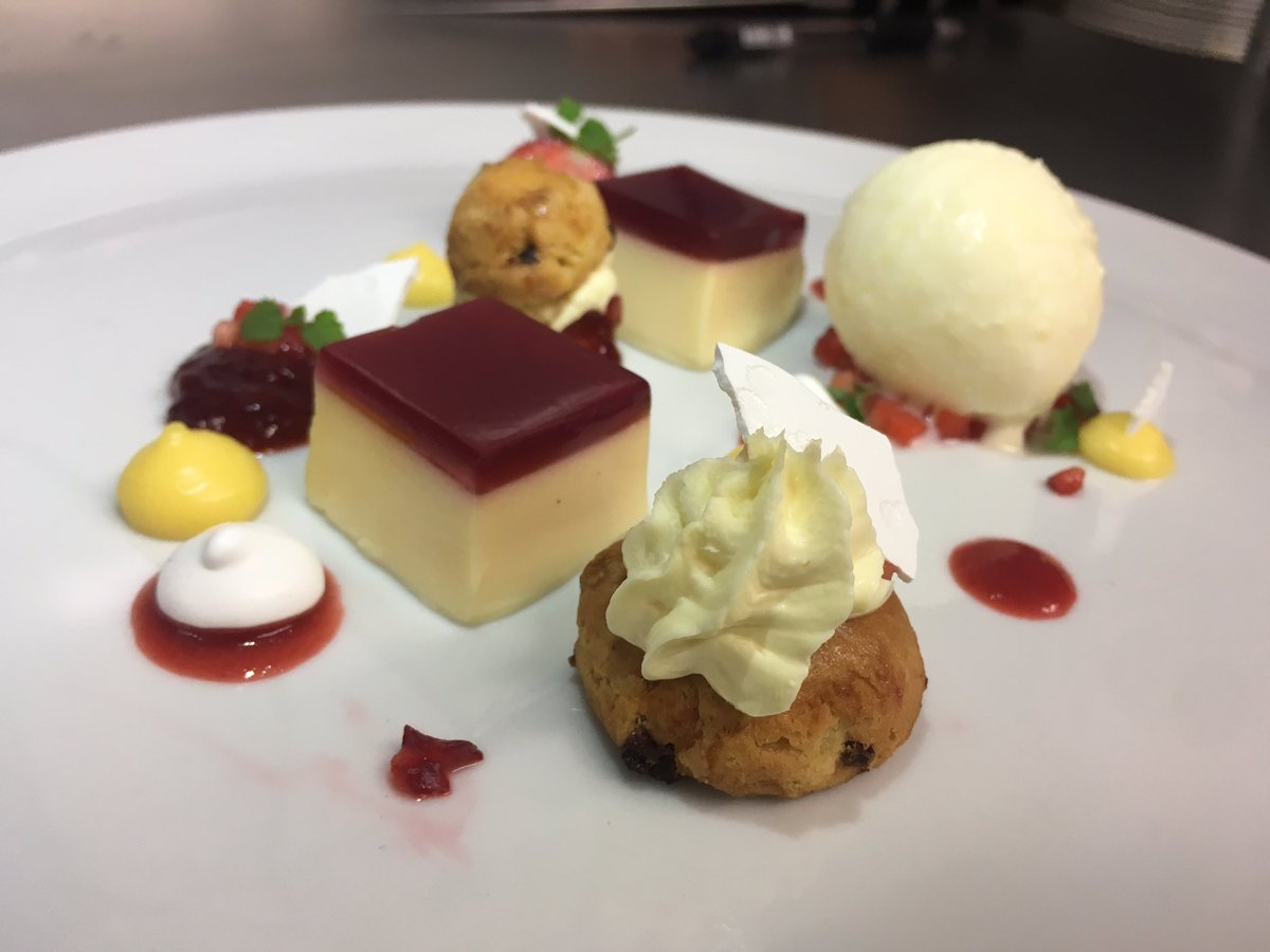Strawberries, clotted cream, baby scones, lemon curd <a href="/chefcharlieh/">charlie hurrell</a>  <a href="/westburyparkpub/">westburyparkpub</a> <a href="/ZazusKitchen225/">Zazu's Kitchen</a>  <a href="/GreenbankEaston/">The Greenbank Easton</a> @rosatapas <a href="/theknowlepub/">The Knowle Pub</a> <a href="/FrenchGardenBr/">FrenchGardenBristol</a>