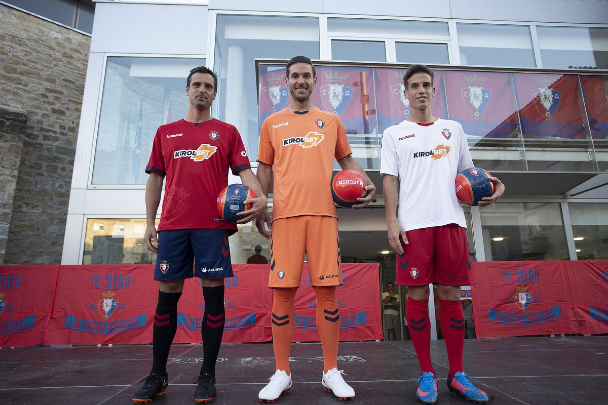 Osasuna's tweet photo. 📰 #Osasuna ha presentado las nuevas equipaciones @hummelspain para la temporada 2018/19.

👍 @Kirolbet_es @euskaltel @Leche_Lacturale 

▶️ https://t.co/eenP4pnJMj https://t.co/UDmnyNoX77