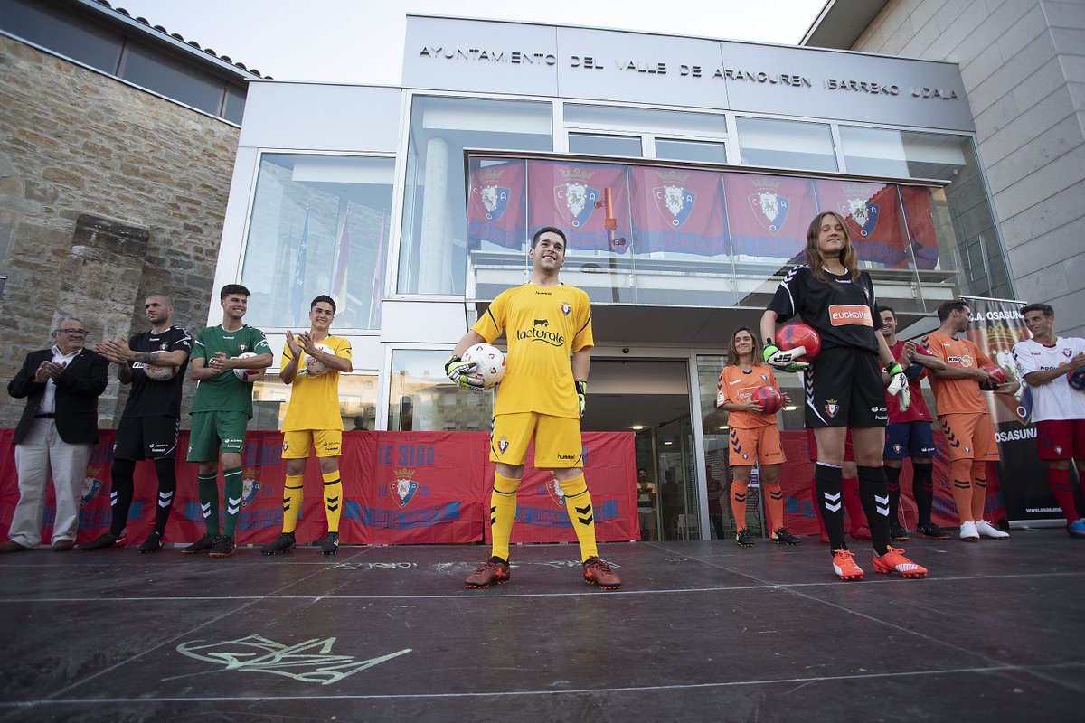 Osasuna's tweet photo. 📰 #Osasuna ha presentado las nuevas equipaciones @hummelspain para la temporada 2018/19.

👍 @Kirolbet_es @euskaltel @Leche_Lacturale 

▶️ https://t.co/eenP4pnJMj https://t.co/UDmnyNoX77